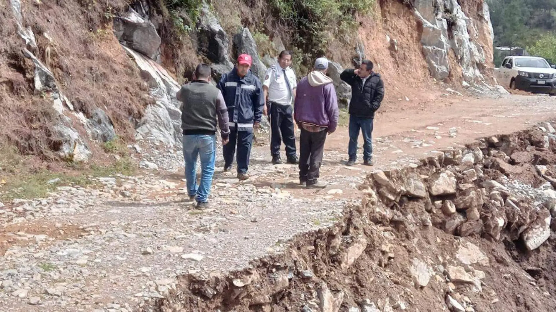 Un total de cinco viviendas afectadas, una escuela en zona de riesgo por el reblandecimiento de la tierra, además de una gran cantidad de árboles y lodo es el resultado de los deslaves en Ajalpan